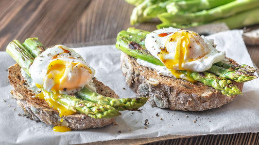 Bagel de Espárragos con Huevo Poché y Queso Ricotta