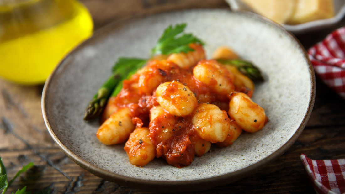 Gnocchi de ricotta con sofrito de tomate, espárragos y vieiras