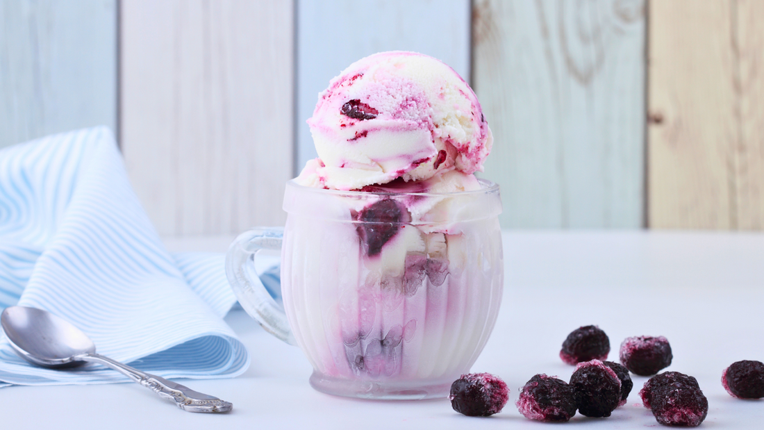 Helado cremoso de yogurt y frutas (¡Sin máquina y en minutos!)