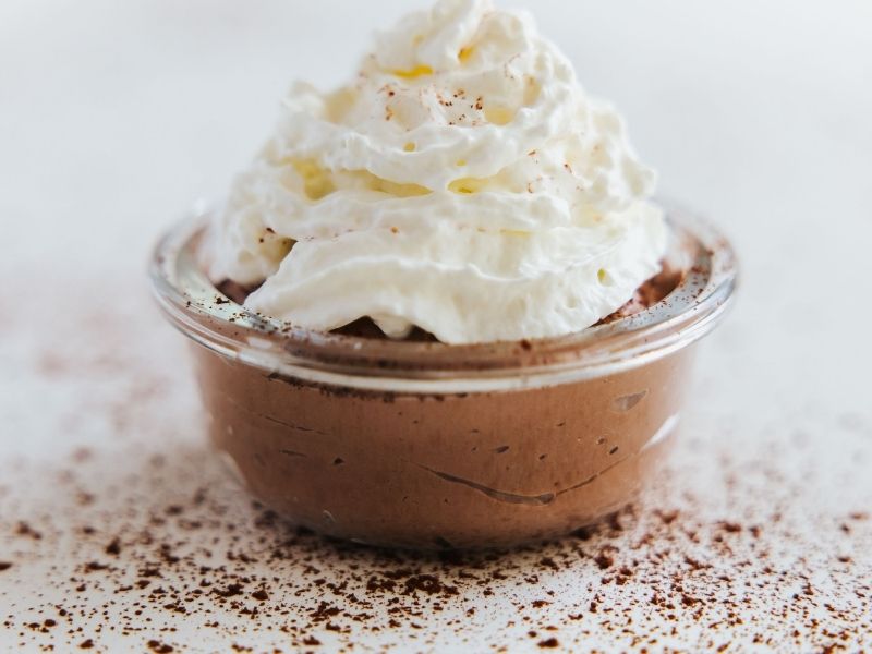 Mousse saludable de yogurt griego y chocolate