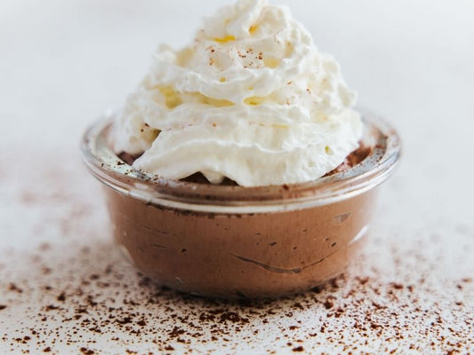 Mousse saludable de yogurt griego y chocolate