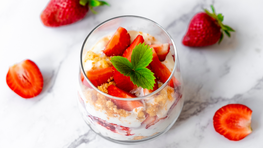 Postre Rápido: Vasitos de Queso Ricotta con Fresas y Miel