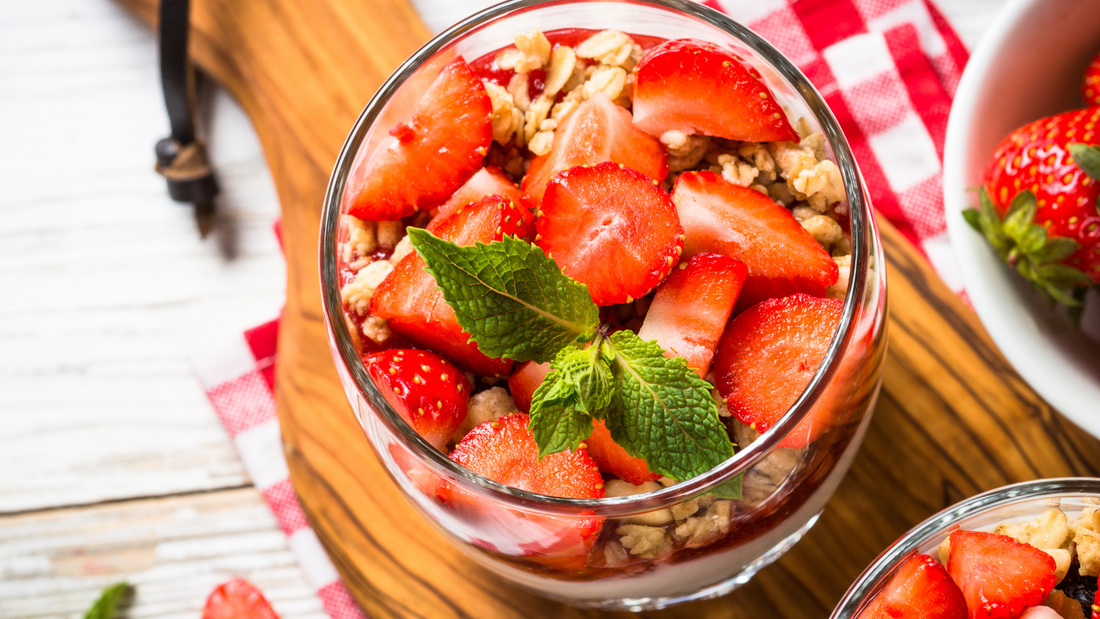 Receta: Parfait de Yogurt Griego Deslactosado con Granola y Frutas Frescas
