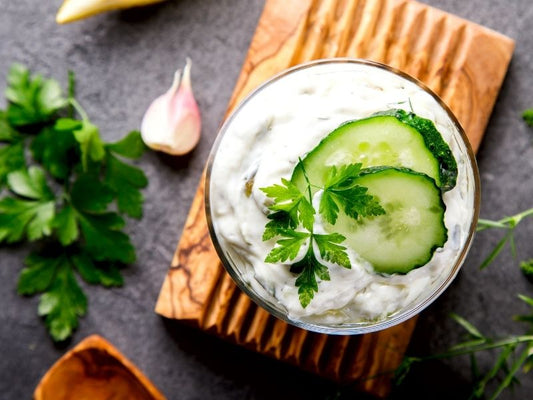 Salsa tzatziki casera con pepino y yogurt griego