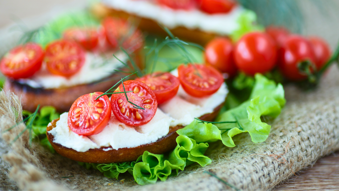 Tostadas cremosas de ricotta y tomates cherry asados