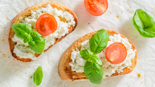 Tostadas de Bagels con Queso Ricotta y Tomates Cherry