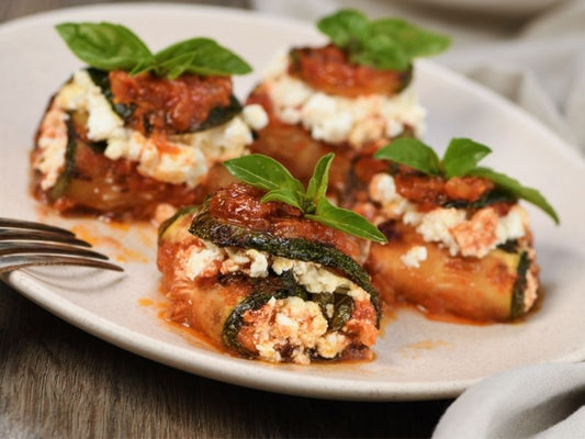 Zucchini rellenos de ricotta y albahaca