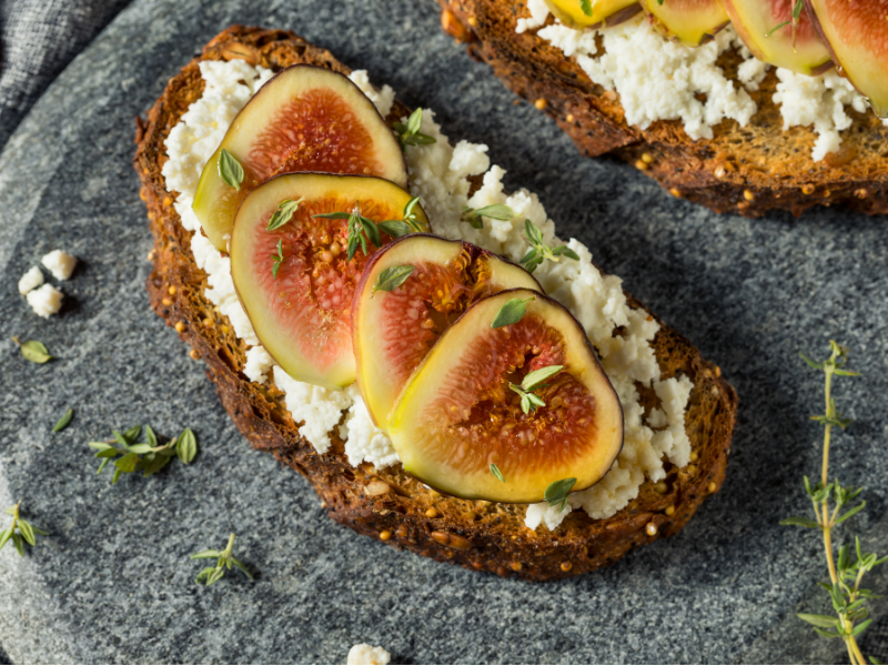 Tostadas de pan de masa madre con higos y ricotta