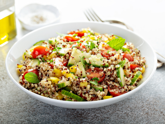 Bowl de quinoa y vegetales con queso labneh