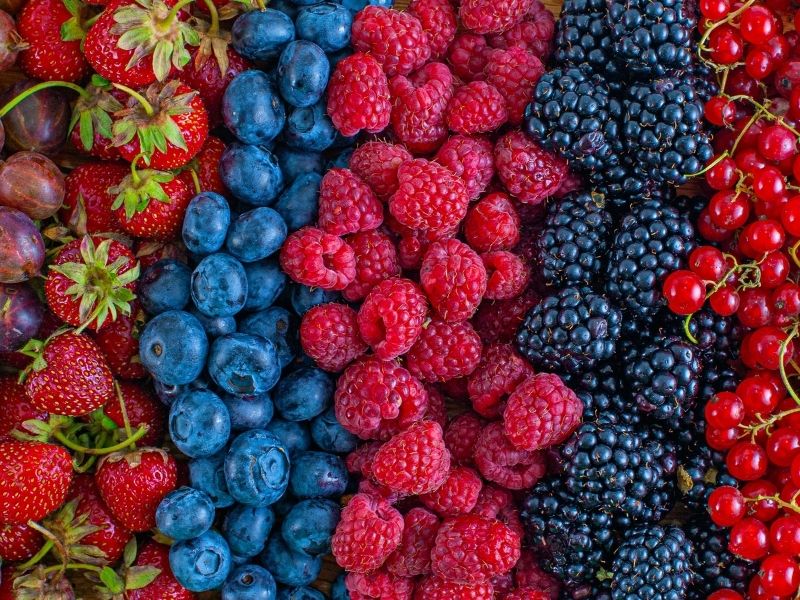Tartaletas de granola, yogurt griego y frutos rojos