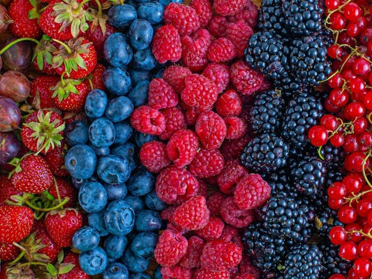 Tartaletas de granola, yogurt griego y frutos rojos