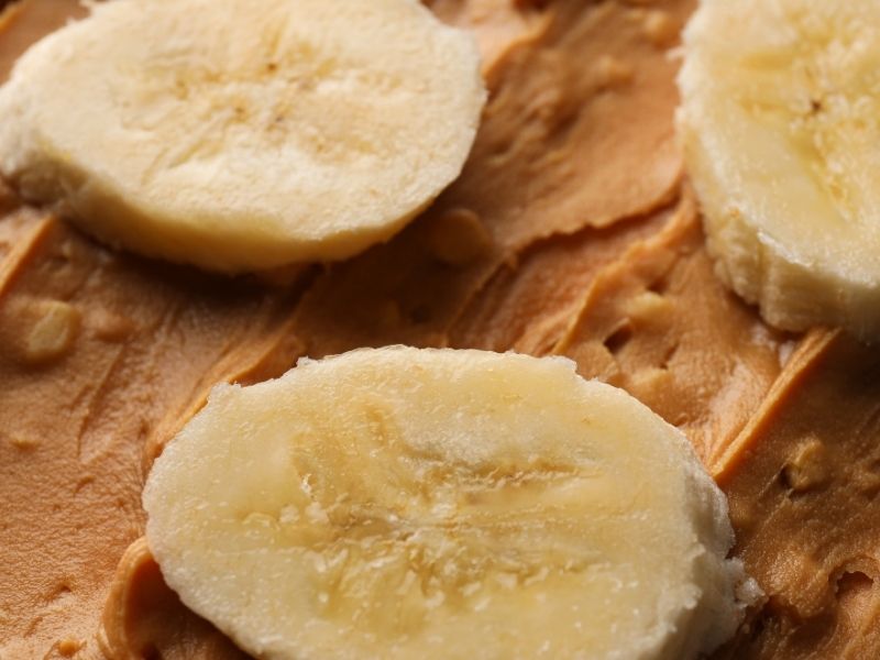Bocaditos de banana congelada y mantequilla de maní