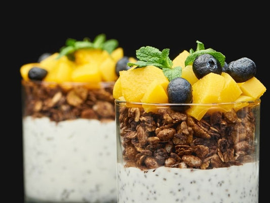 Parfait helado de maracuyá con capas de granola