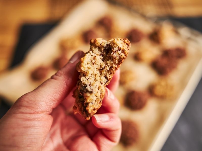 Bocado suave de avena, mantequilla de maní y chispas de chocolate oscuro