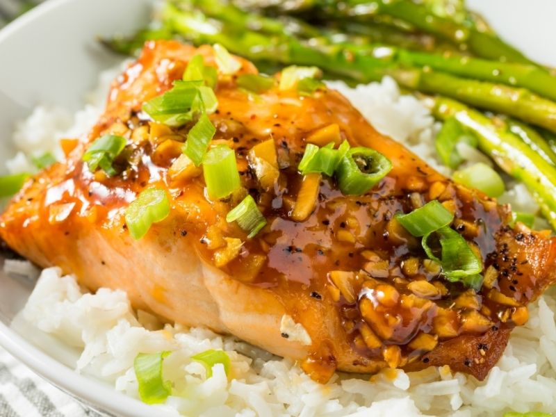 Salmón glaseado con mantequilla de maní y soja