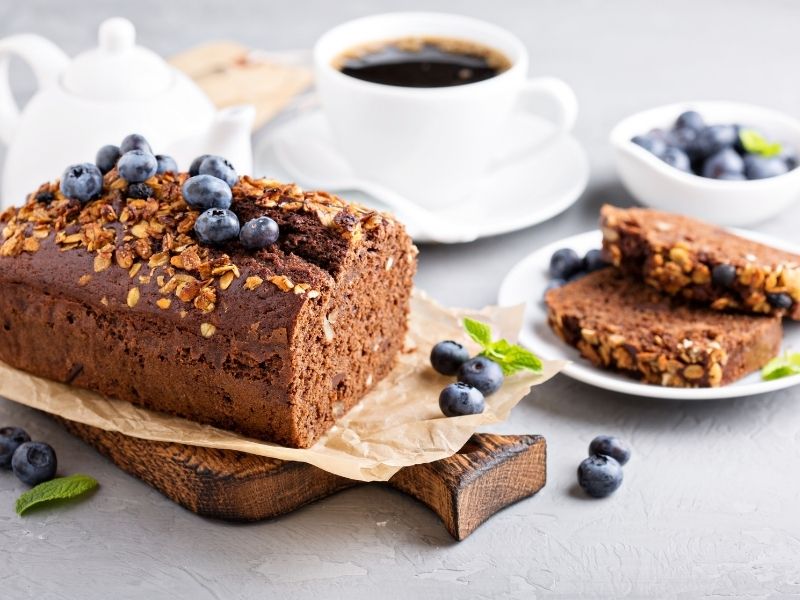 Pastel de mora azul, café y granola