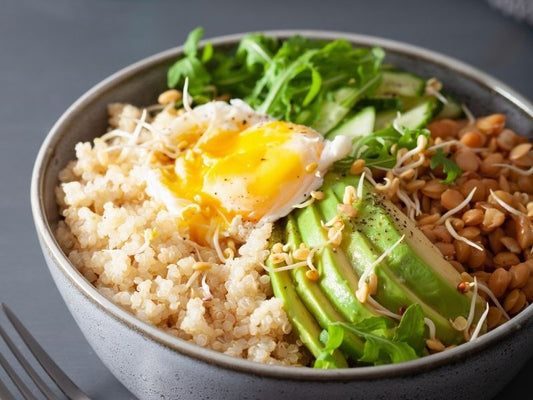Bowls de arroz con vegetales salteados, huevo frito y un hilo de salsa de maní y soja