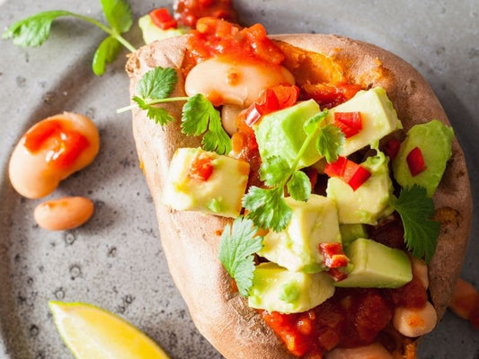 Boniato relleno de pollo con aguacate y salsa de yogurt griego