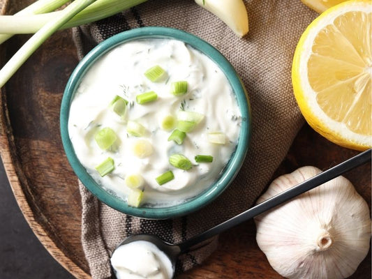 Dip cremoso de yogurt griego con ajo asado y cebollino para vegetales