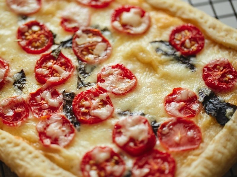 Tarta salada de yogurt y queso de cabra con tomates cherry