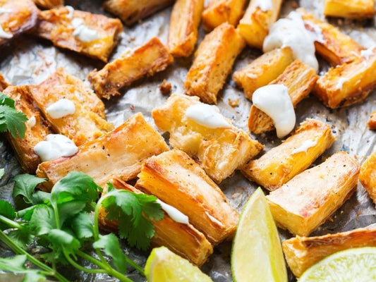 Patacones crujientes con un aderezo de yogurt griego, culantro y limón mandarina