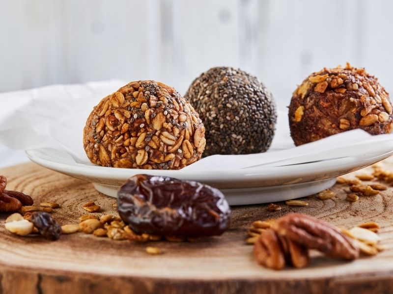 Trufas de dátil cubiertas con granola: Un bocado de energía natural