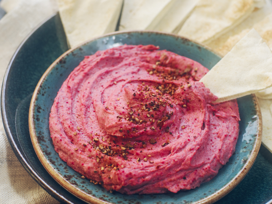 Dip rosado de labneh con remolacha rostizada y semillas de ajonjolí