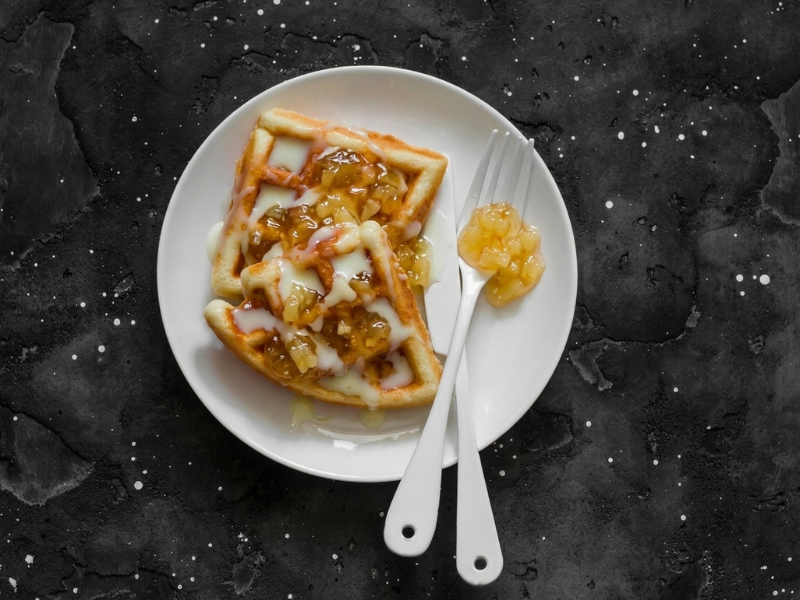 Waffles esponjosos de avena, yogurt griego y compota de piña