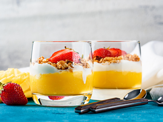 Mousse ligero de mango con corona crujiente de granola