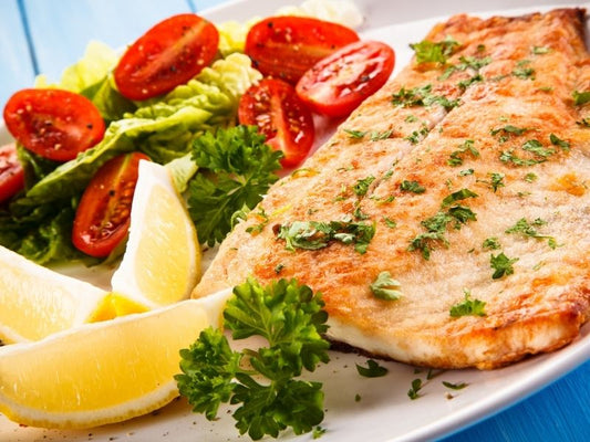 Pescado al horno con costra de yogurt griego y parmesano