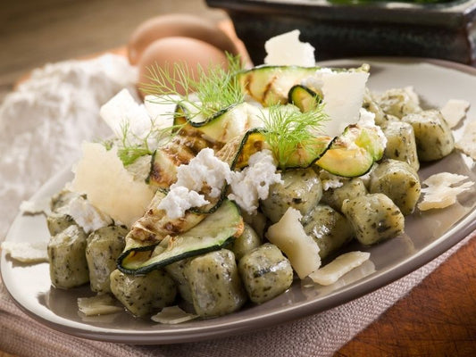 Gnocchi con calabacín, ricotta y pesto