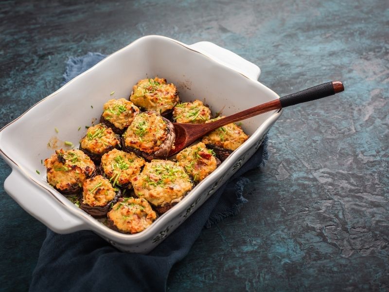 Champiñones rellenos con queso y granola
