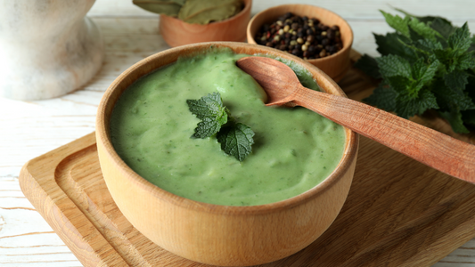 Crema de espinacas con yogurt griego descremado de Tisú Farm