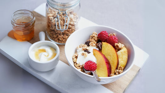 Ensalada de frutas con crocante de granola y miel
