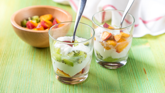 Ensalada de frutas con yogurt griego