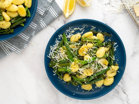 Gnocchi de ricotta "Cacio e Pepe" con espárragos