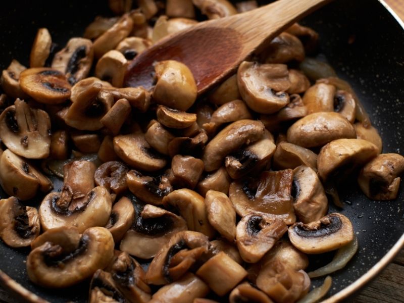 Gnocchi de ricotta con champiñones y aceite de trufa