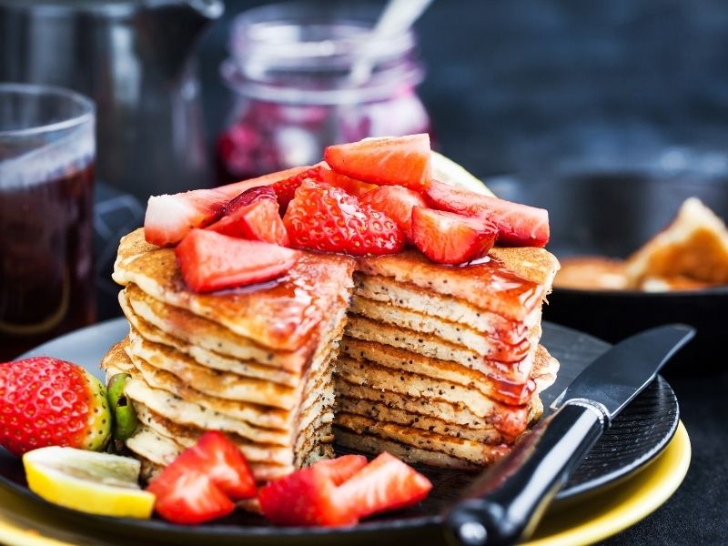 Hot cakes de granola con fresa