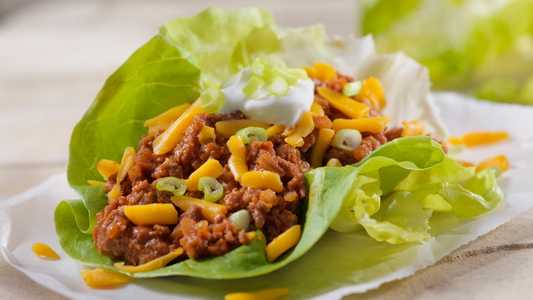 Wraps de lechuga con pollo al curry y aderezo de yogurt griego